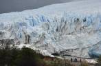 Turistas ficam minúsculos perto das paredes de gelo do glaciar Perito Moreno, no parque Nacional Los Glaciares, região de El Calafate, no sul da Argentina